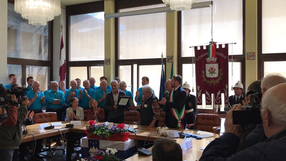 La  cerimonia di premiazione nel Municipio di Pinzolo